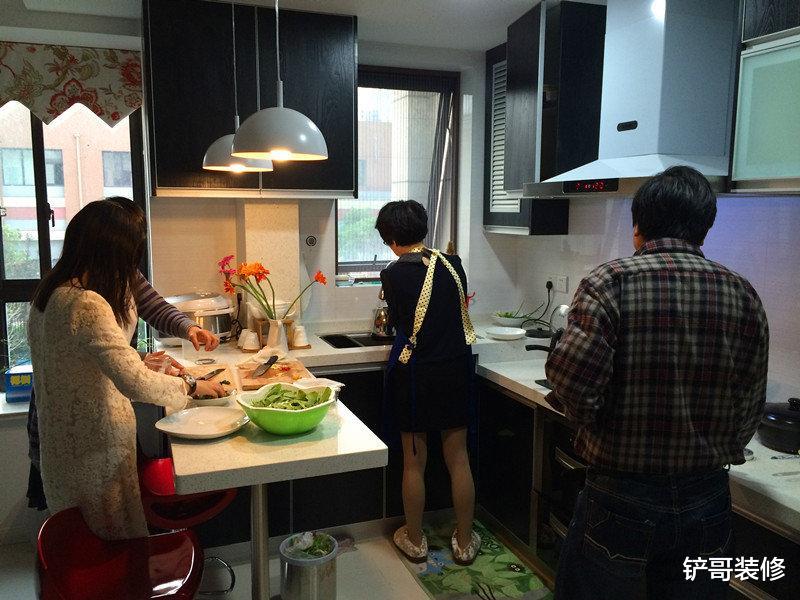 做饭时,开着油烟机,为啥厨房总是油腻腻?