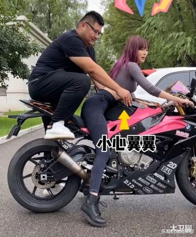 美颜|网红痞幼直播忘开美颜,颜值拉胯有些难看,疑似是剧本