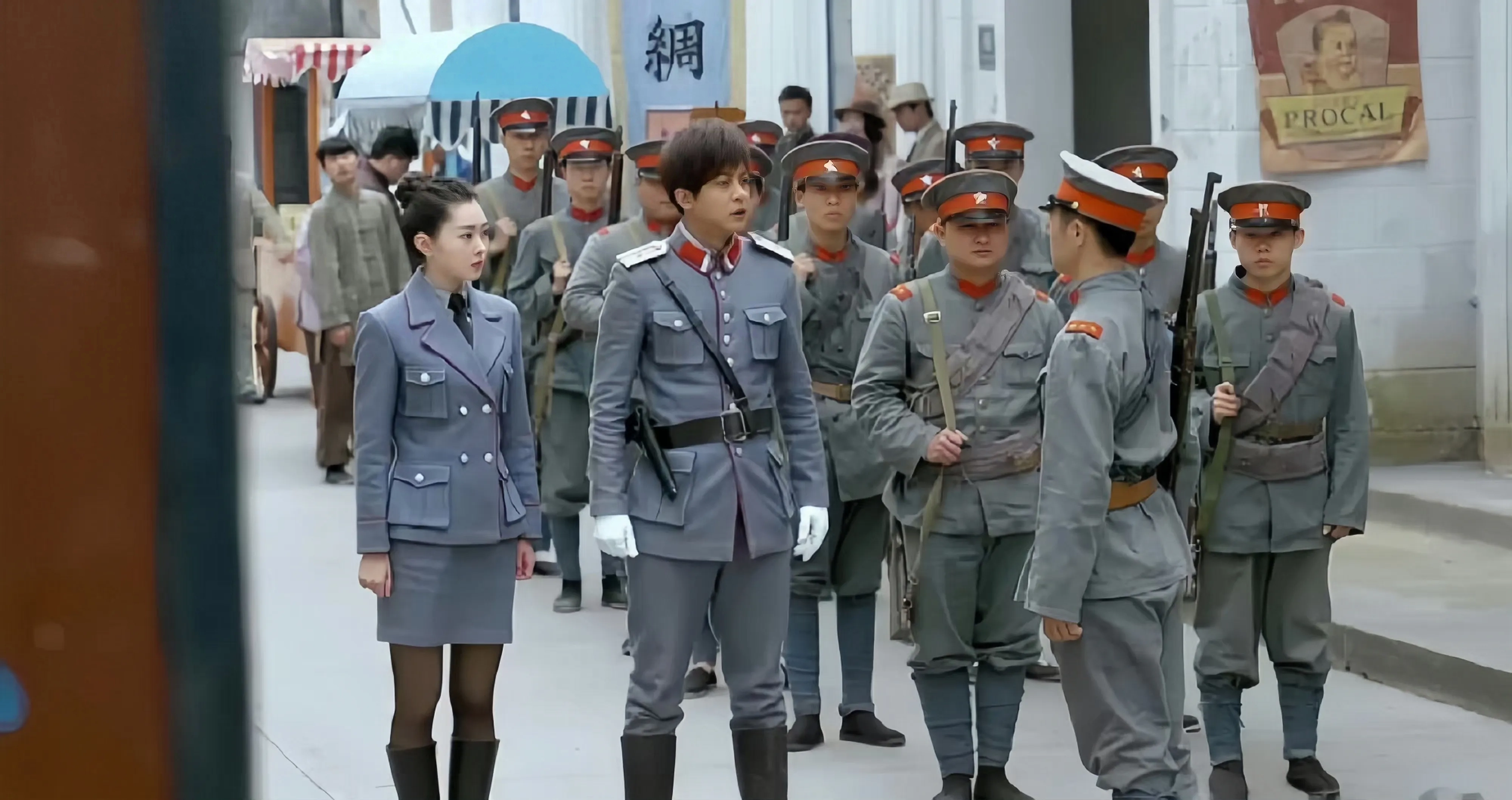 向来不穿丝袜的宋轶，却在战争剧中穿了黑丝，导演是懂流量的