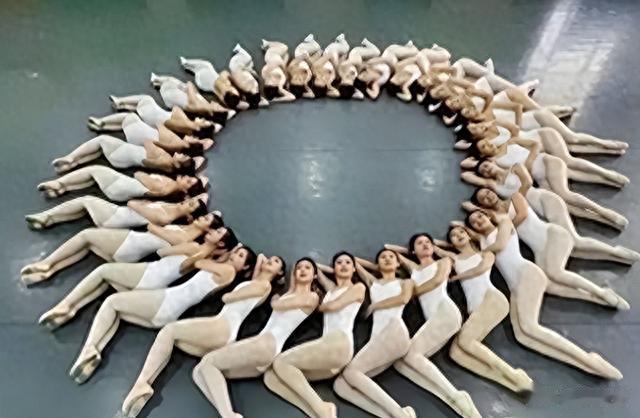 许家印二姨太6层别墅被扒，金杯金盘银烛台，歌舞团内幕曝光