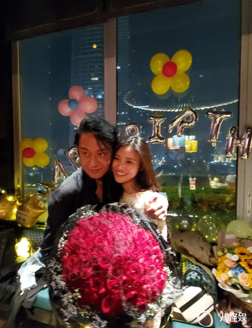 马景涛与前妻为小儿子庆生，15岁心心显羞怯，身高追上哥哥近一米八