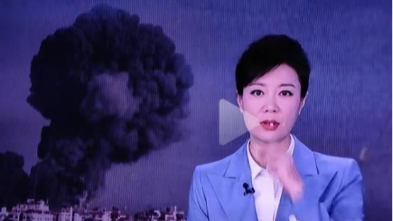 央视主持人直播中出意外，门牙无故掉落，一举动引发网友热议