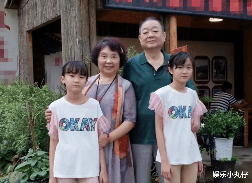 盛海琳 盛海琳双眼红肿,晒13岁双胞胎女儿齐舞,做美甲穿黑裙遭网友批评