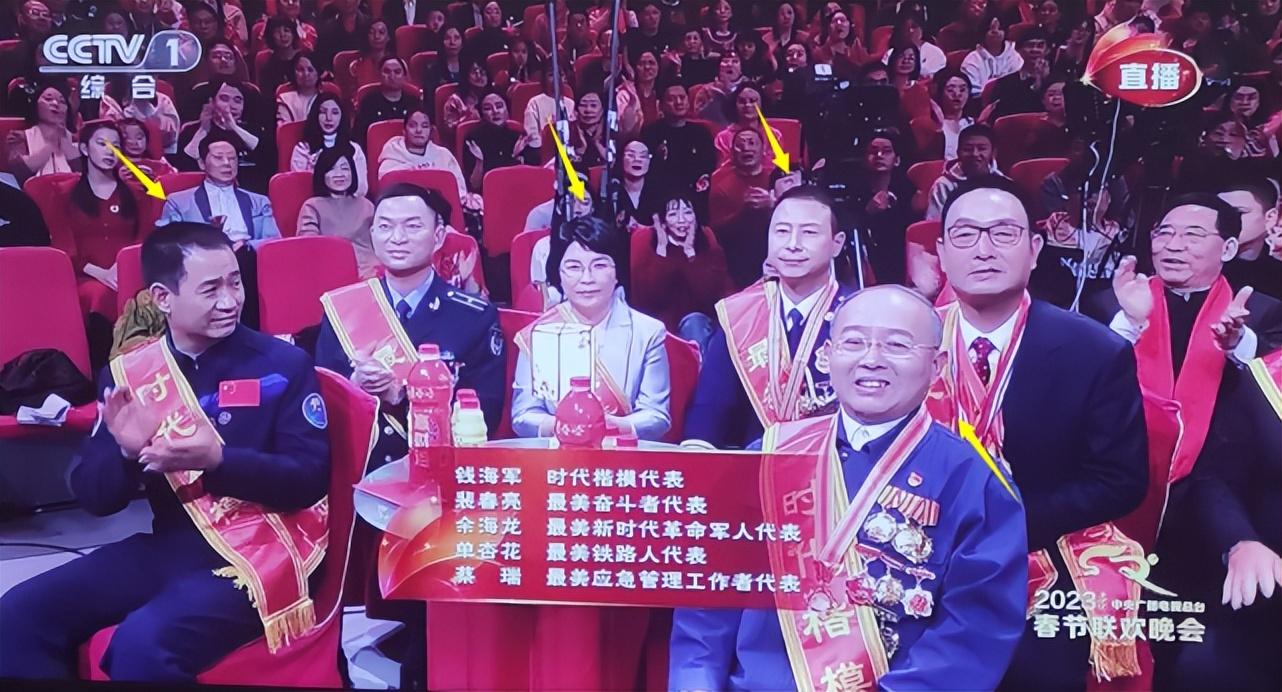 撒贝宁|撒贝宁主持春晚引热议，念错楷模名字被质疑不专业，对方表情尴尬！