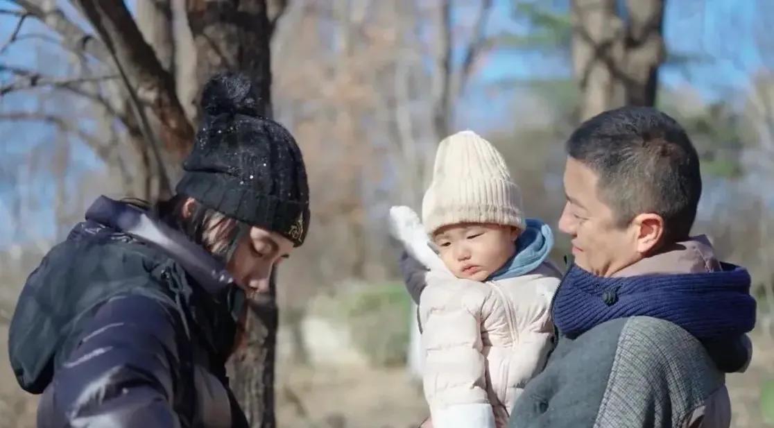 李亚鹏|李亚鹏为小女儿庆祝周岁，晒一家三口温馨合照，李夏颜值高像爸爸