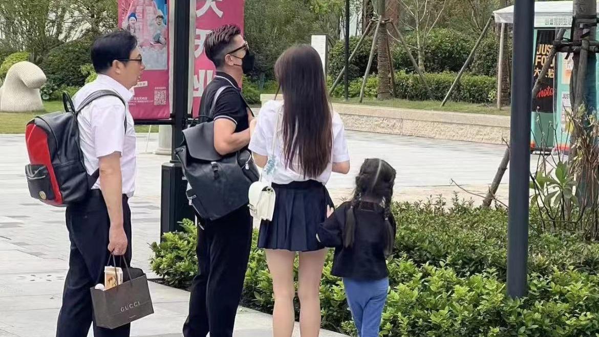 郭富城全家上海街头被偶遇，举动被批耍大牌，方媛生图身材五五分