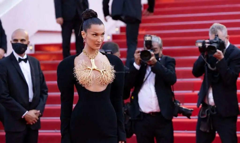 没想到她的神采奕奕也是演出来的?私下精疲力尽的样子真有点惨了!