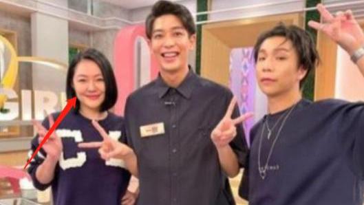 小S吸毒风波后首露面，嘴歪脸肿笑容诡异，汪小菲已接走女儿保护