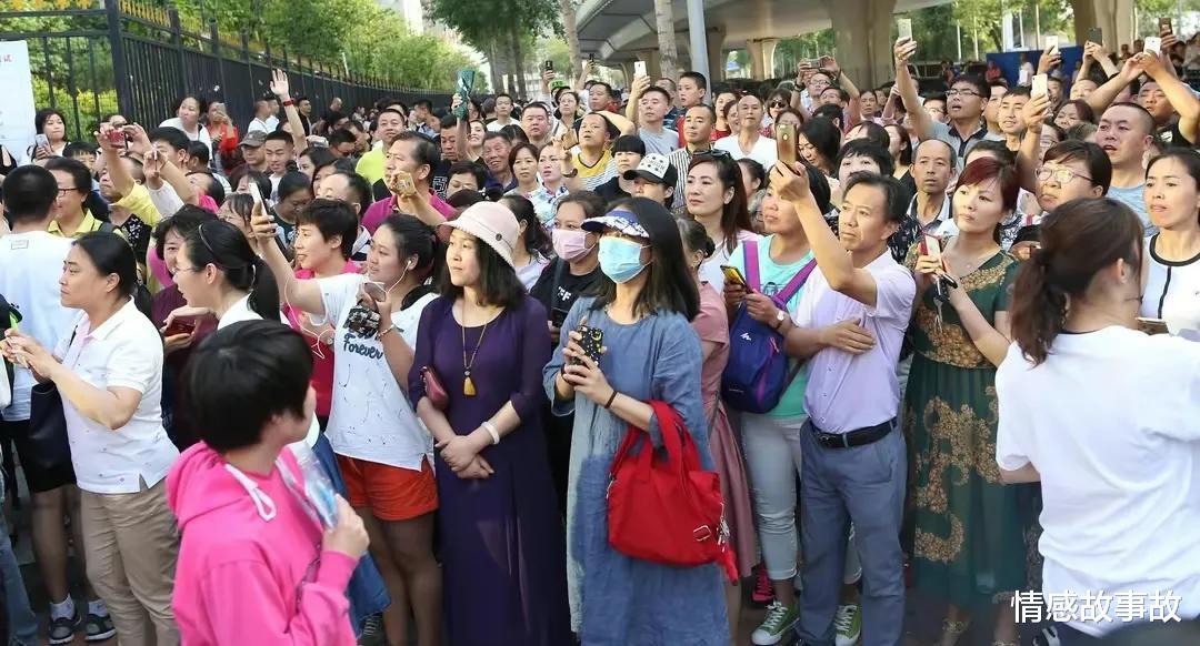 动力|为增加高考动力，一对母子当众嘴对嘴亲吻，网友：教坏人
