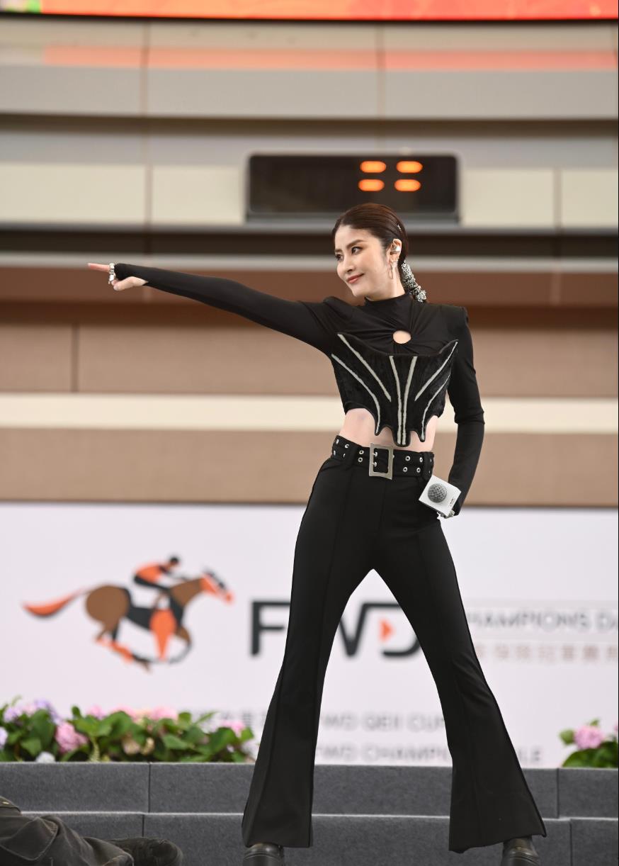 陈慧琳|51岁陈慧琳宝刀未老，身穿露腰装又唱又跳，气场全开