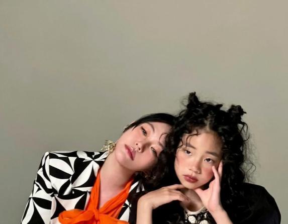 |小S晒长发造型,戴假发不如姐姐大S漂亮,和二女儿最有母女相