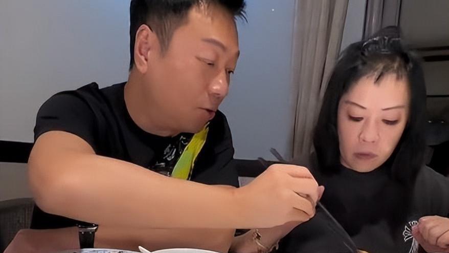 黎耀祥当直播带货，带着老婆边玩边吃，让周润发羡慕不已