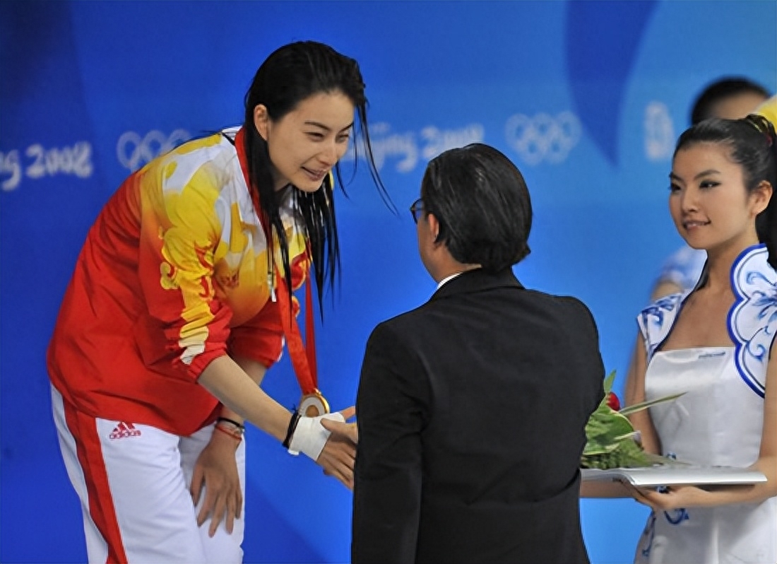 霍启刚被萌娃夸女朋友很厉害，慌张解释：说清楚不是女朋友是太太
