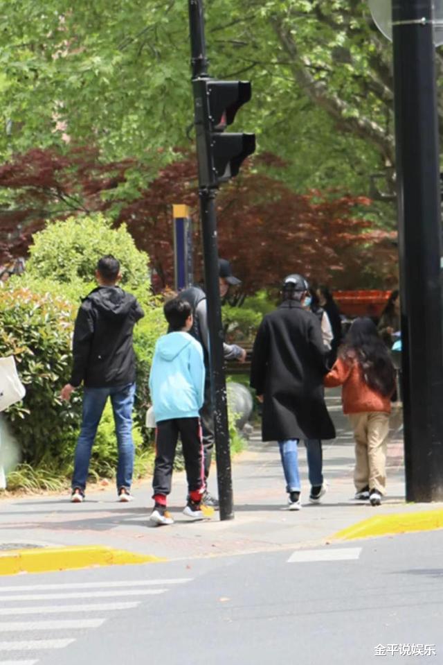 邓超|孙俪举家出游破婚变传闻！邓超一脸生无可恋惹争议