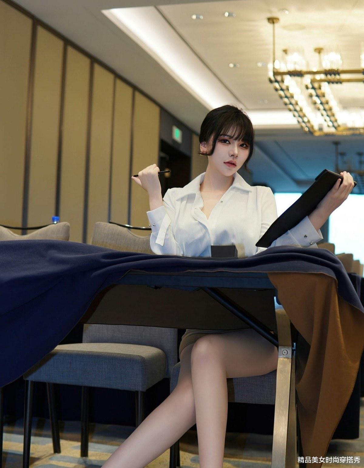 试题|清爽干净的白衬衫下搭姜黄色高腰短裙，穿出不一样的魅力