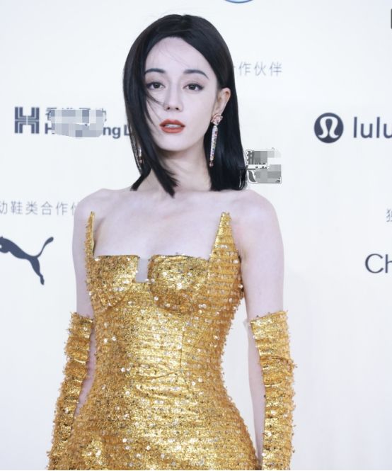 Vogue红毯：热巴腰臀比夸张，娜扎大胆，奚梦瑶贵妇，倪妮肌肉臂