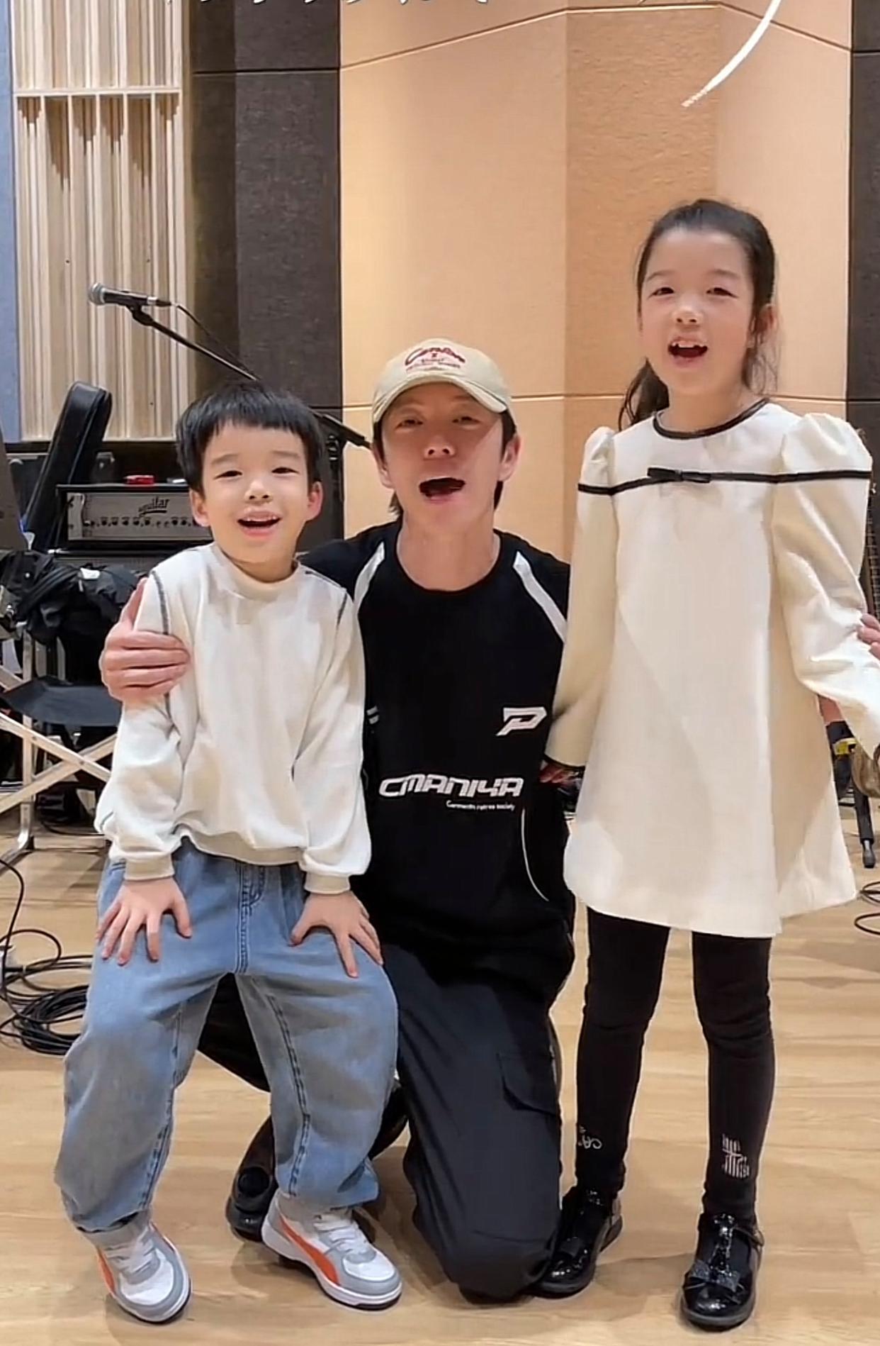 王栎鑫前妻现身演唱会，吴雅婷坐台下感动落泪！前公婆的举动暖心