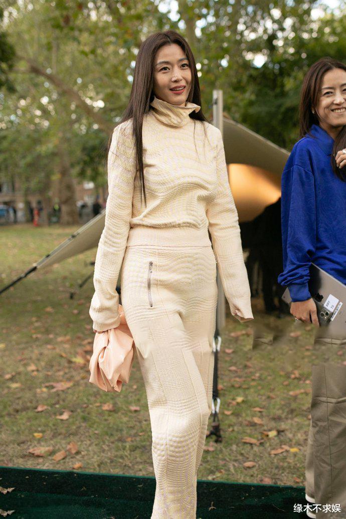 伦敦时装周镜头堪比“照妖镜”:陈坤父子认不出、全智贤皮肤满是毛孔,太尴尬