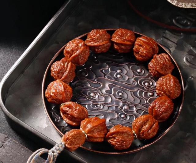 玛瑙|小金蟾手串为何备受青睐，具体盘玩需要注意些什么