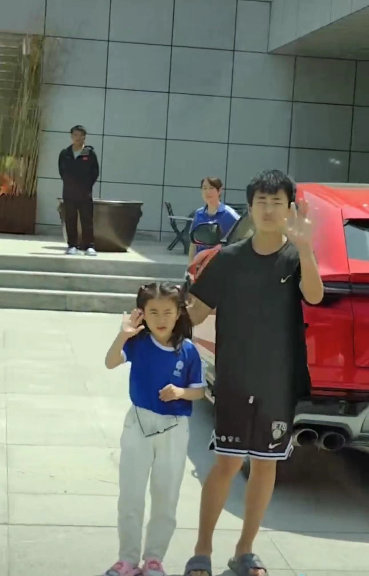 王楠|王楠挎26万包出差与儿女告别！豪宅大得似酒店，院中停300万豪车