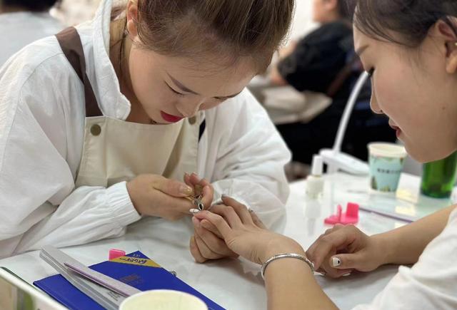 名校美术生毕业后找不到工作,转行当起美甲师,收入远超同龄人