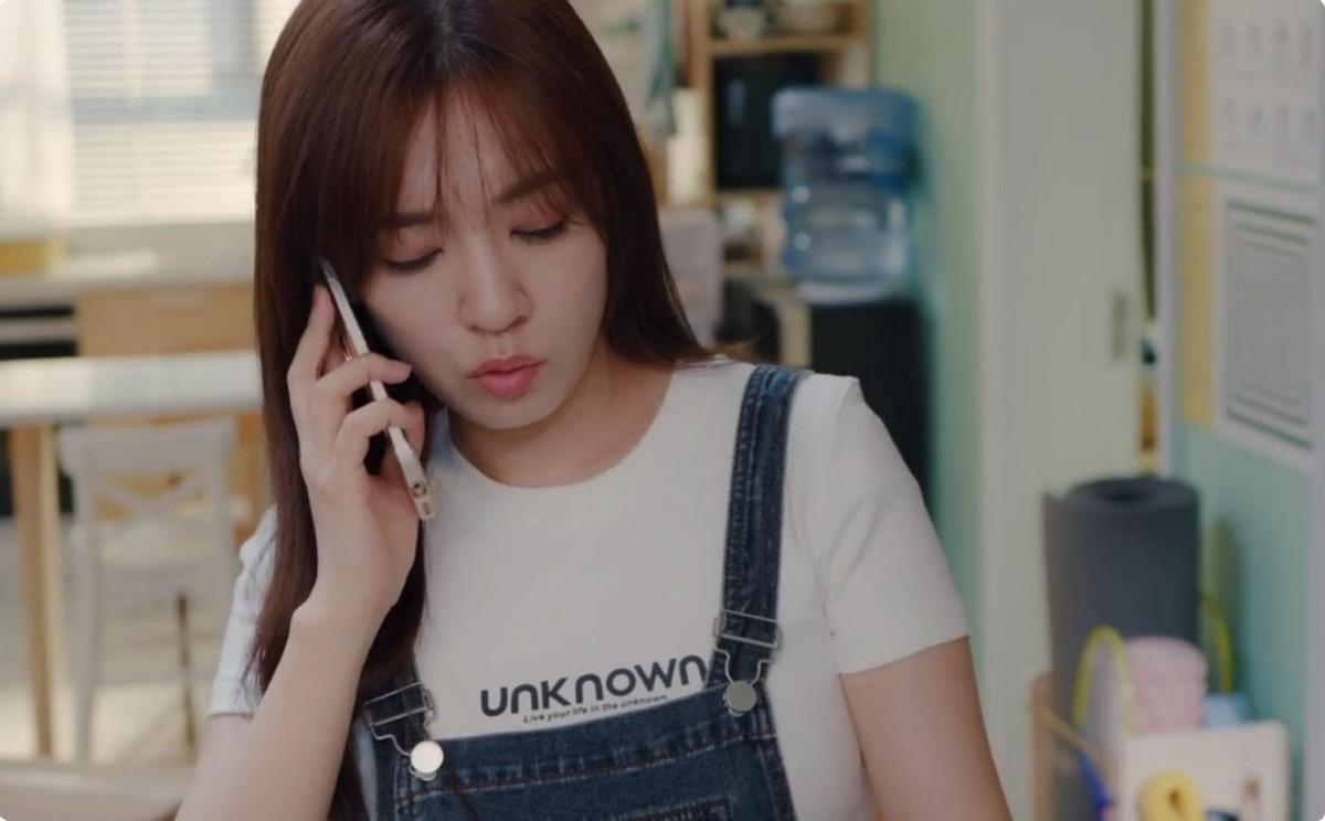 这一次,被勒出赘肉的王晓晨,把她的“中年尴尬”展现得淋漓尽致