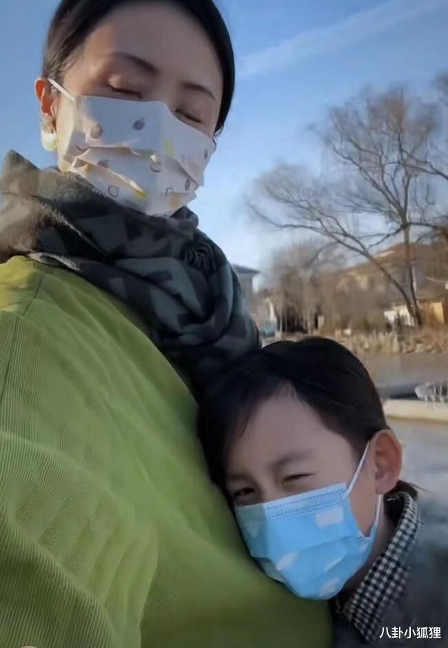 孙莉|孙莉携仨子女踏冰,多多素颜出镜脸型变精致,网友直呼被美晕了