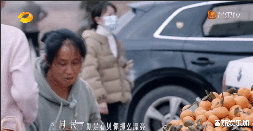 知名演员林心如路边买水果,50岁阿姨“言语中伤”,评论区笑翻了