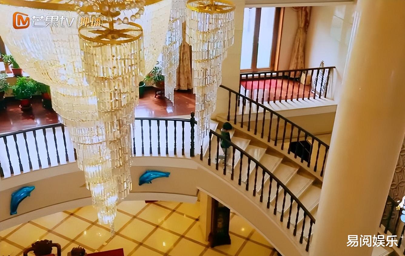 李湘豪宅内饰曝光，极致奢华令人咋舌，红酒摆满一面墙