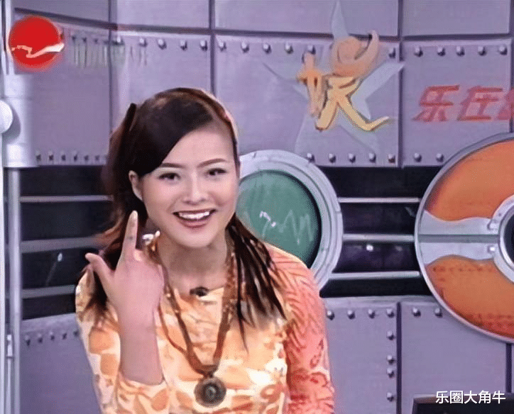 主持人陈辰罕晒全家福,41岁高龄生子,与小3岁老公似姐弟