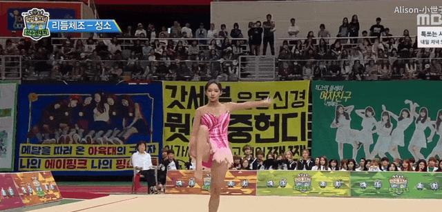 程潇|程潇晒度假照片,穿玫红泳装秀好身材,被称为人间芭比