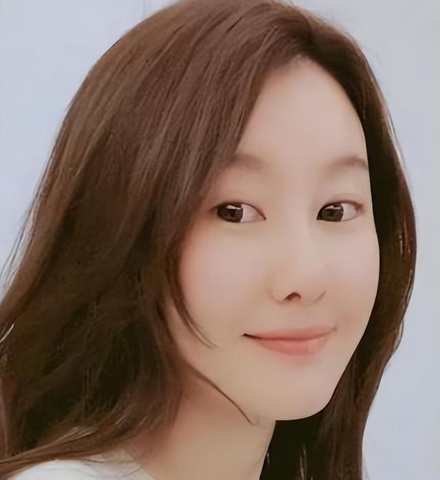 王宝强|王宝强现身香港探望儿子，王子豪一年学费19万，冯清保持一定距离随行