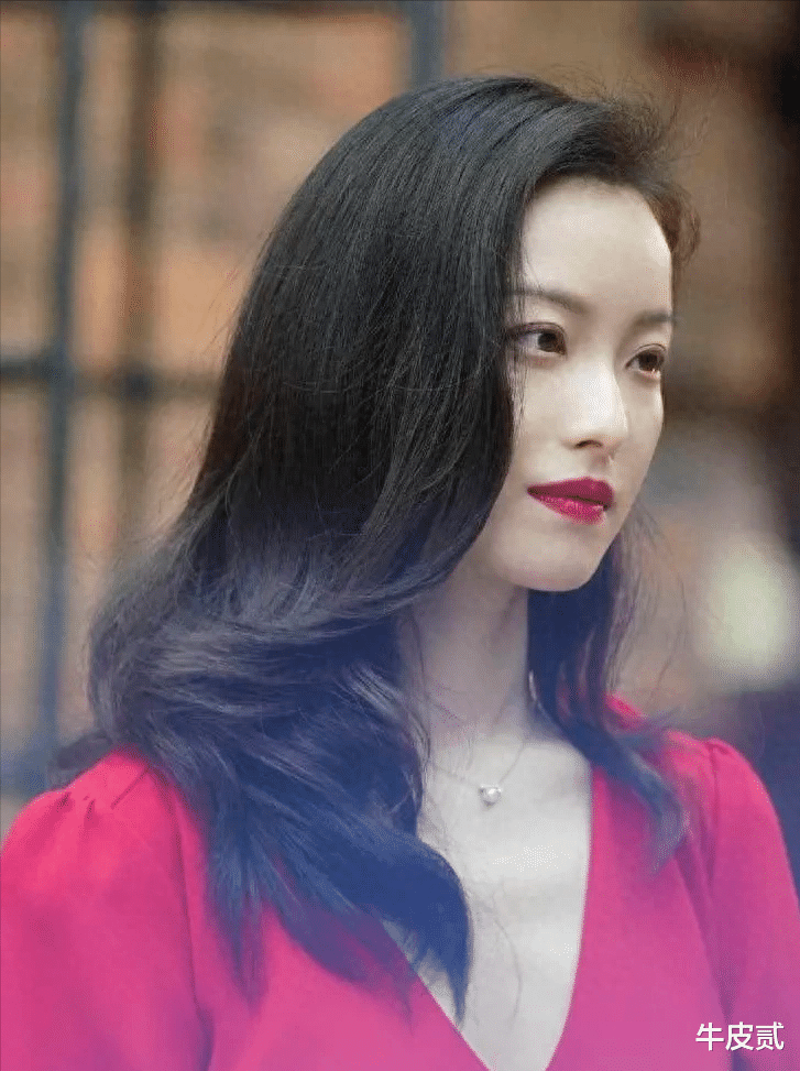 当35岁倪妮和27岁孟子义同框,才彻底明白,爱秀身材的倪妮输得有多惨!