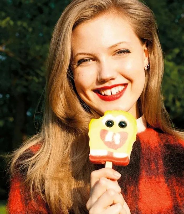 29岁最丑超模生娃，看到老公后网友笑了：这一家的颜值够绝的...