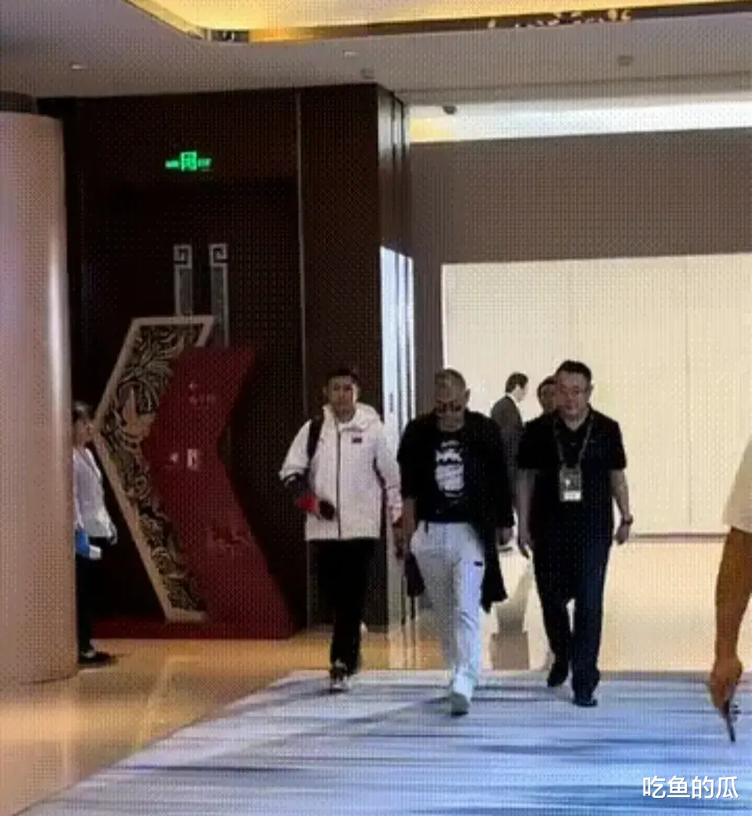 陈道明走路插裤袋被吐槽虚荣,享受周冬雨弯腰恭维,无视葛优示好