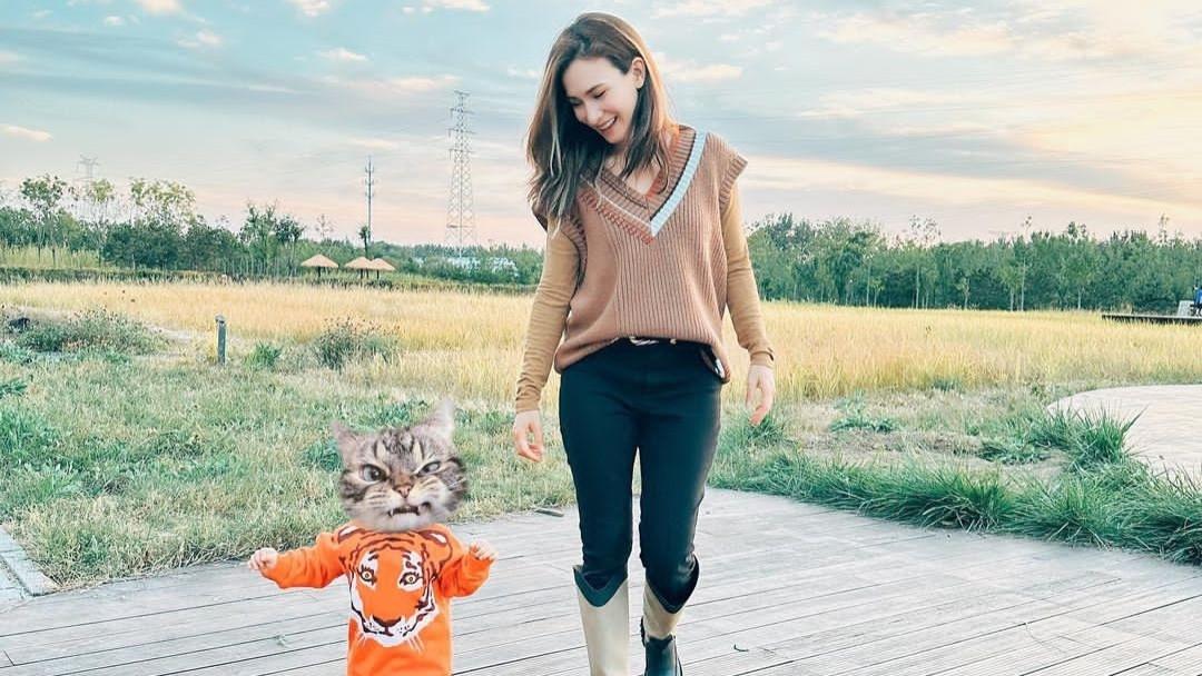 卢靖姗久违晒娃，带宝宝在乡间度假未见韩庚，1岁女儿已学会走路