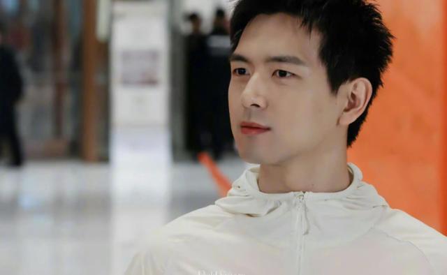 刘涛|李现国民度好扛打，首次线下未被品牌方重视？粉丝凌晨排队支持！