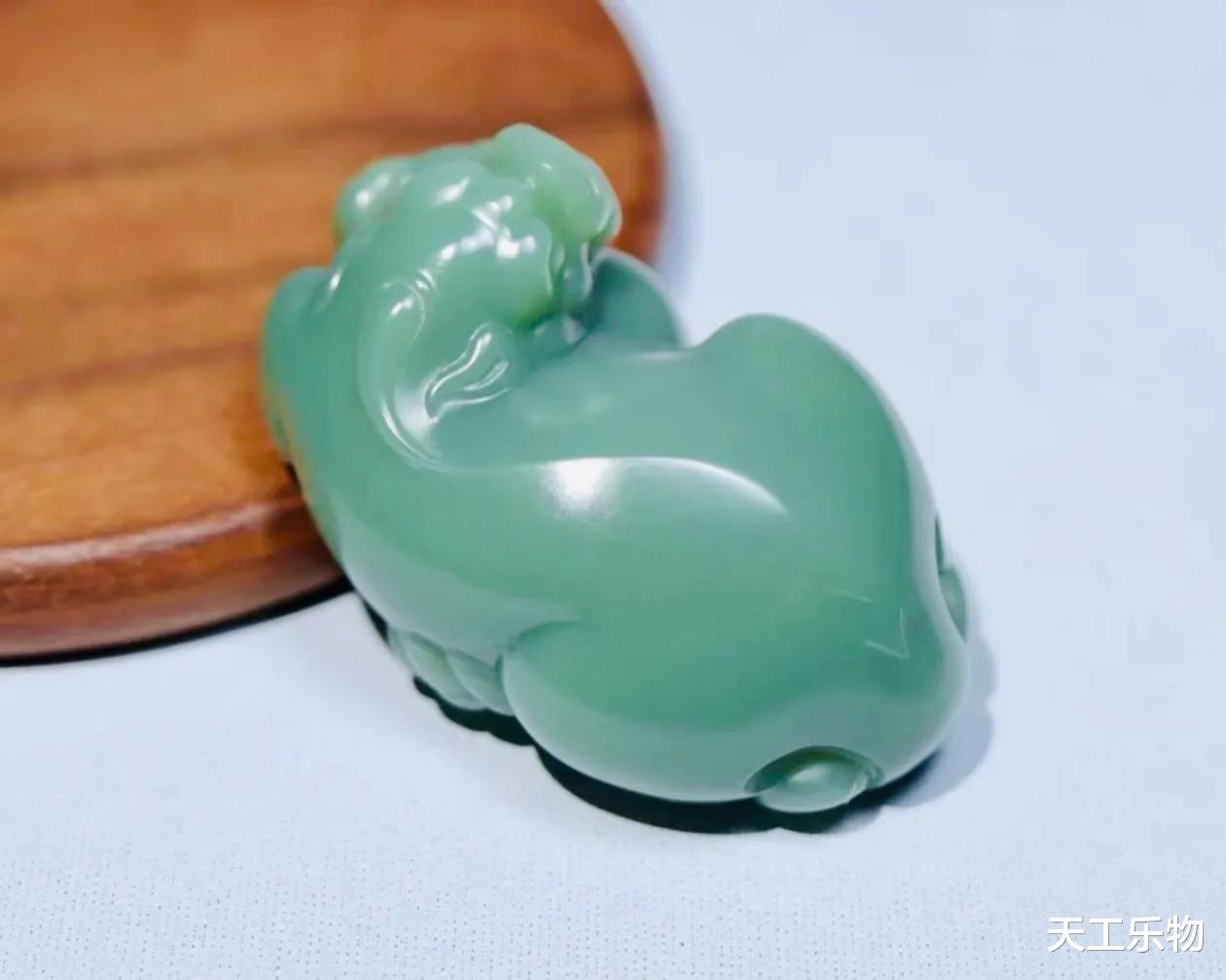 和田玉沙枣青巧雕“貔貅”!猜猜哪种沙枣青籽料最值钱?