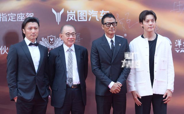 章子怡|华表奖红毯:章子怡礼服配球鞋,沈腾憔悴苏有朋变年轻,柳岩稳赢