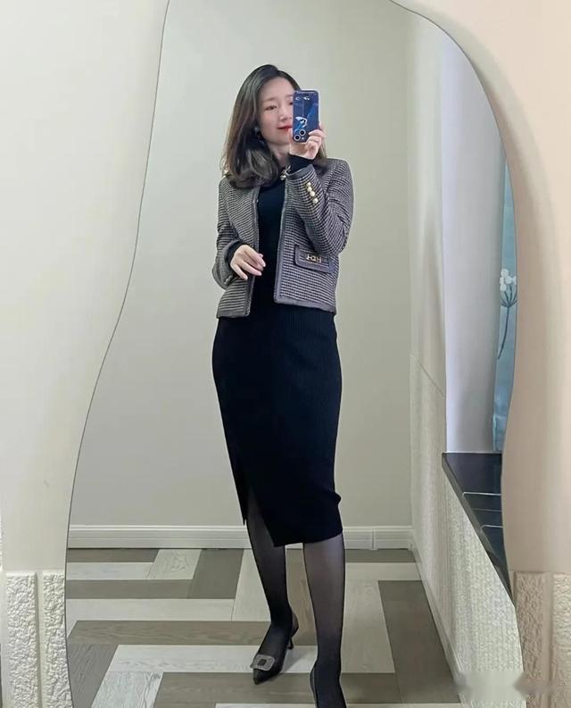 穿衣搭配|经典的黑棕色搭配紧身款内搭,出镜率高,职场气场满满内敛优雅