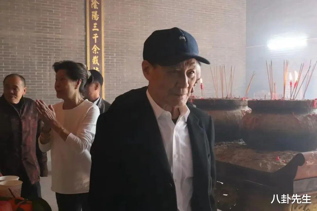 80岁港星回广州祭祖,自爆刚做完大手术,行动不便仍配合摆拳击姿势