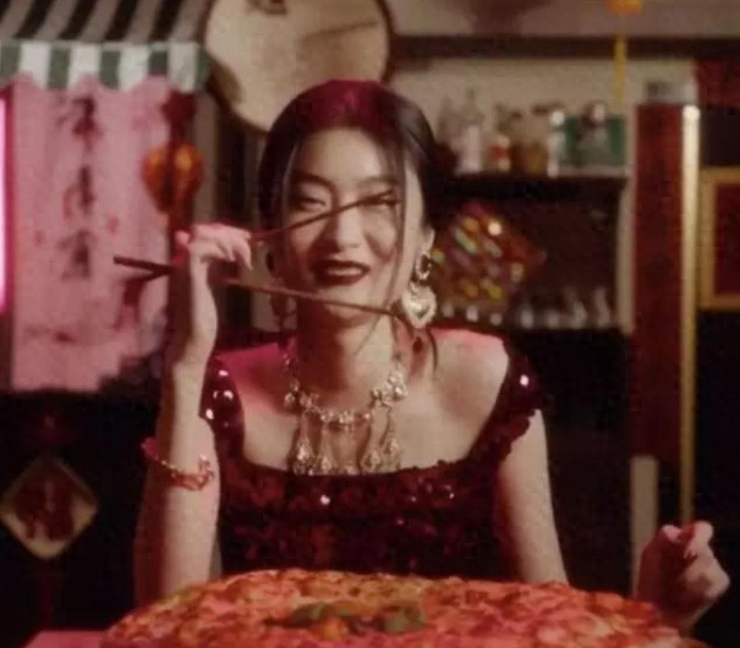 张智霖刚被抓调查,儿子就做辱华动作来嘲讽国人,网友痛批缺乏教养