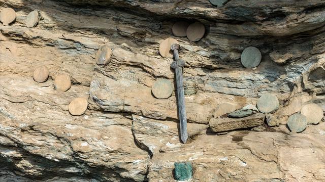 亚努科维奇|700年不朽！武当山的悬崖上的挂着神秘桃木剑，据传是“镇山剑”