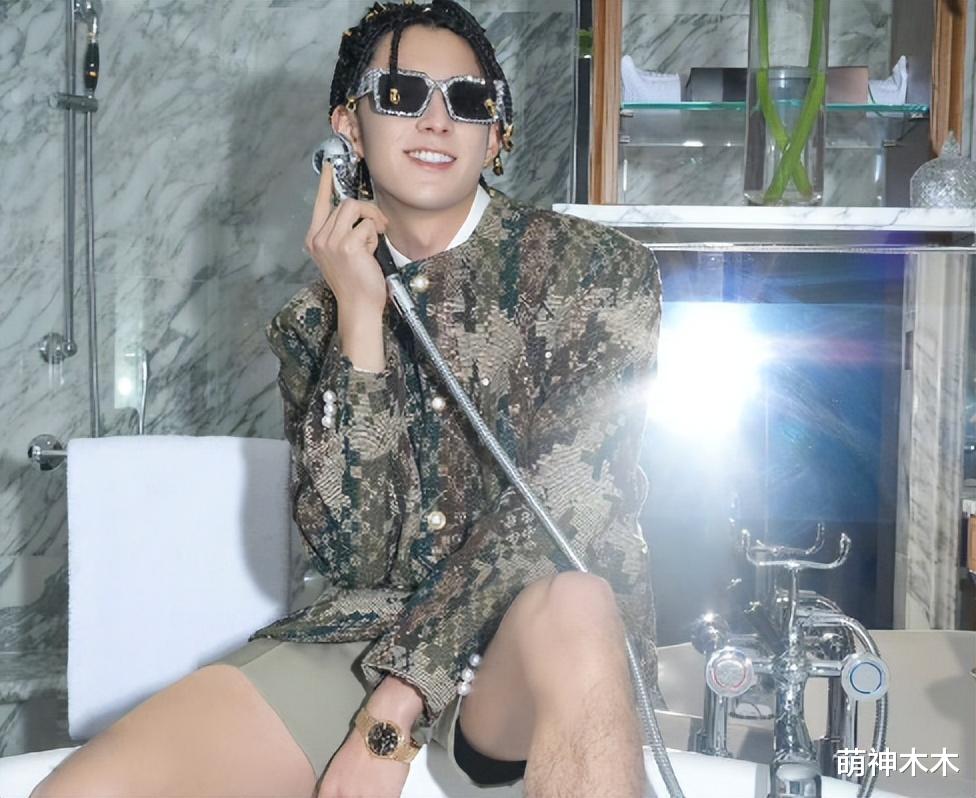 尴尬!王鹤棣脏辫头惹争议,迎合黑人总监翻车,品牌外网将其除名