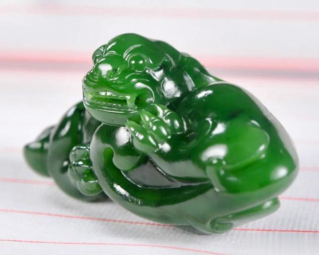 菠菜|“被绿”的和田玉!与翠色截然不同的碧玉籽料巧雕“貔貅”!