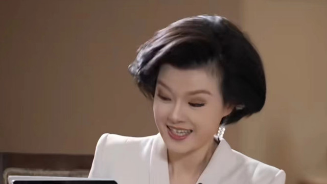 央视美女主播邹韵采访叙利亚总统！穿西装谈吐优雅不输董卿，超牛
