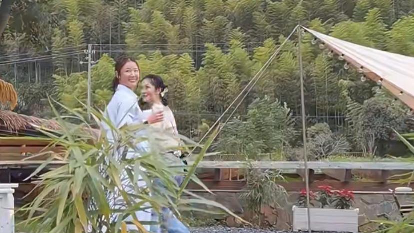 林心如时隔多年重返内地工作，与谢娜合体录节目被偶遇，47岁近状保持超好