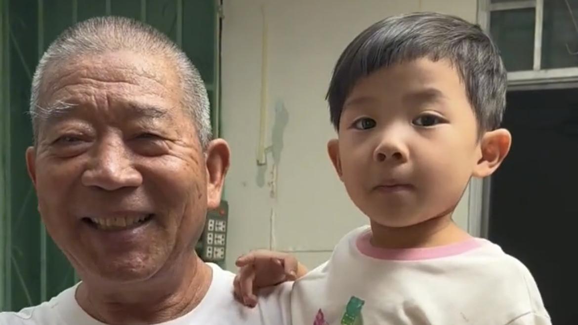 3岁小天赐随72岁爸爸回老家生活！花重金装修，细节透露满满父爱
