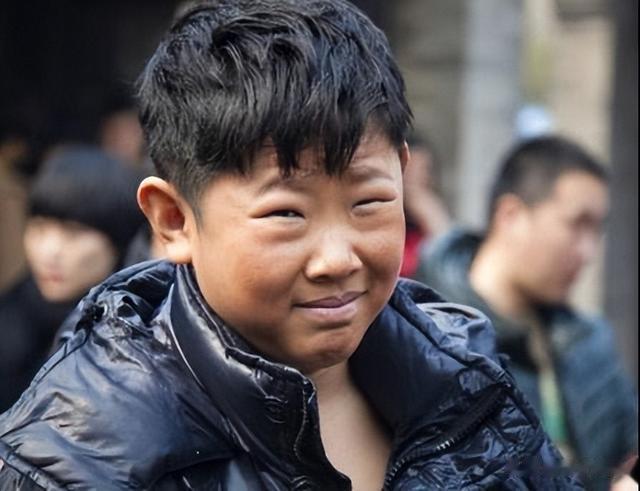 侯祥：9岁停止发育，出道18年只能演小孩，和妻子同框被嘲像母子