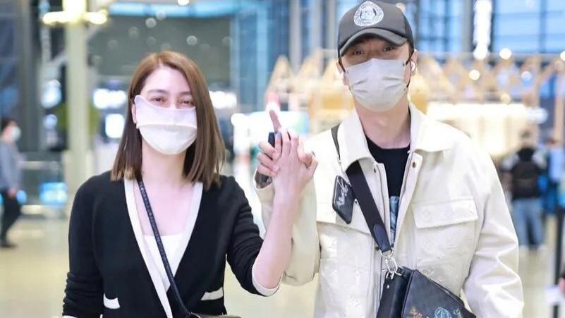 张丹峰|张丹峰主动牵老婆秀恩爱，十指紧扣好甜蜜，洪欣幸福满面状态好